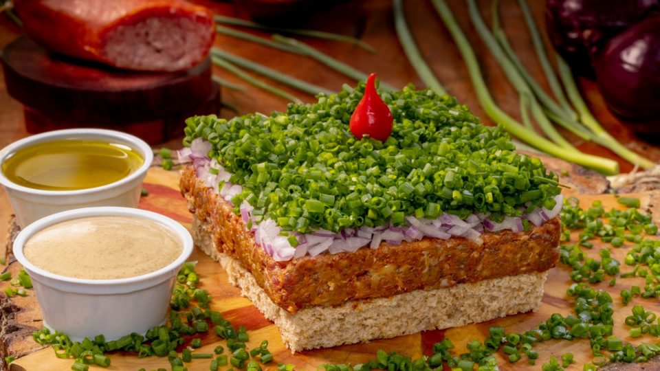 Festival de Carne de Onça entra na última semana com 5 mil unidades vendidas A Carne de Onça do Mas Será o Benedito?, feita exatamente como determina a receita original. Está no 5º Festival de Carne de Onça de Curitiba.