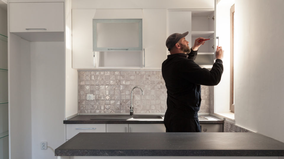 É importante contratar especialistas em manutenção preventiva e seguir as orientações da construtora antes de mexer no apartamento.