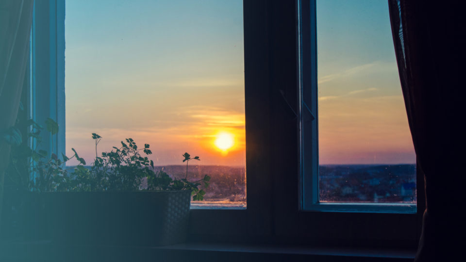 Manter todos os cômodos bem ventilados é essencial para evitar umidade no apartamento.