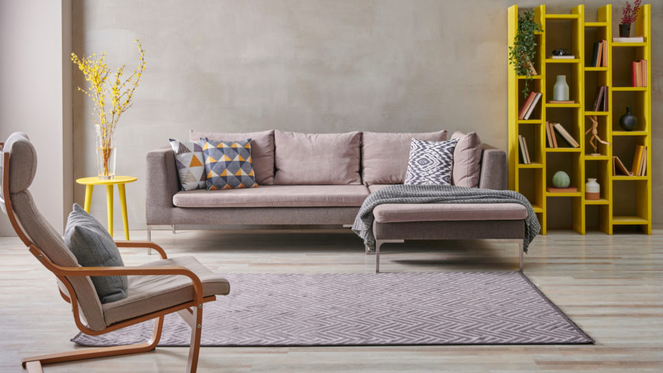 A decoração de apartamentos no estilo escandinavo preza pelas formas elegantes, linhas retas e cores sóbrias, trazendo um visual bem moderno.
