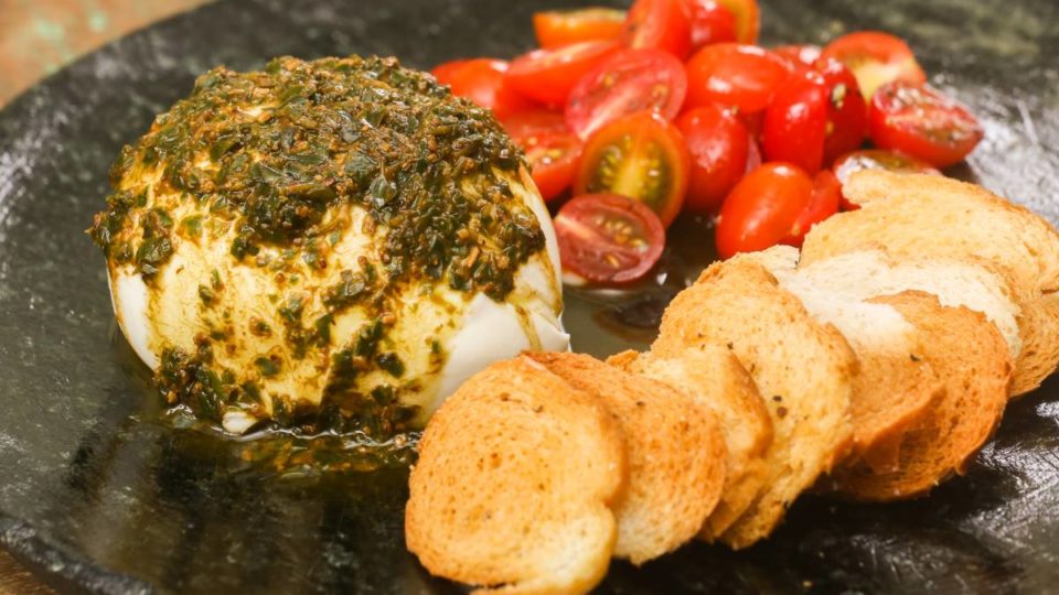 Vino! Cabral agora tem cozinha própria, com pratos de sucesso da rede A Burrata cremosa é um dos grandes sucessos de entrada das lojas Vino!.