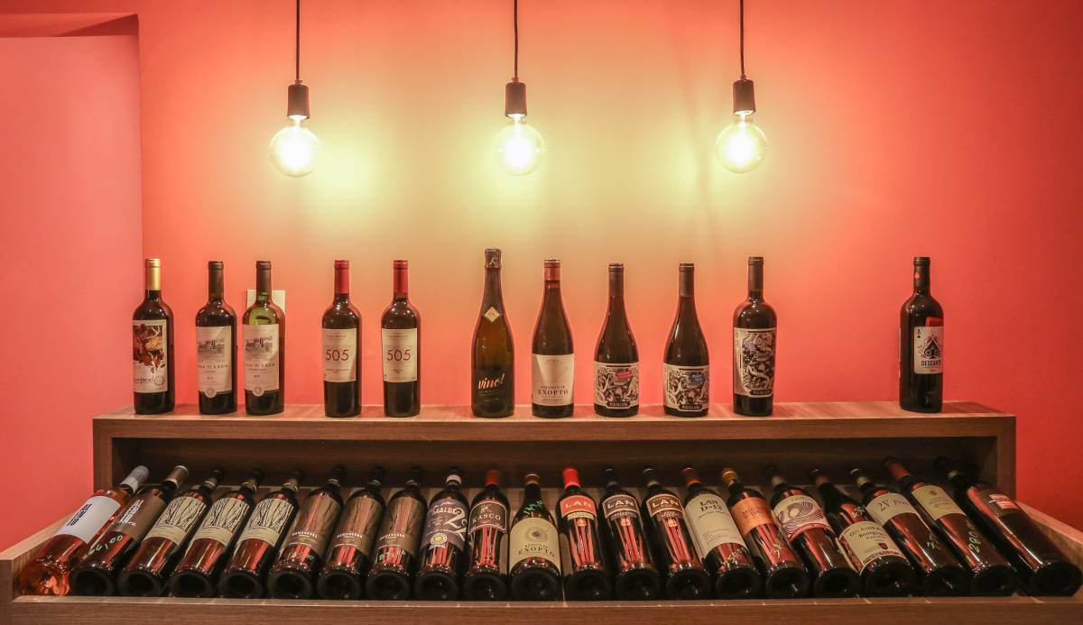 A adega do Vino! Cabral tem cerca de cem rótulos, para a harmonização com os pratos do menu. A adega do Vino! Cabral tem cerca de cem rótulos, para a harmonização com os pratos do menu.