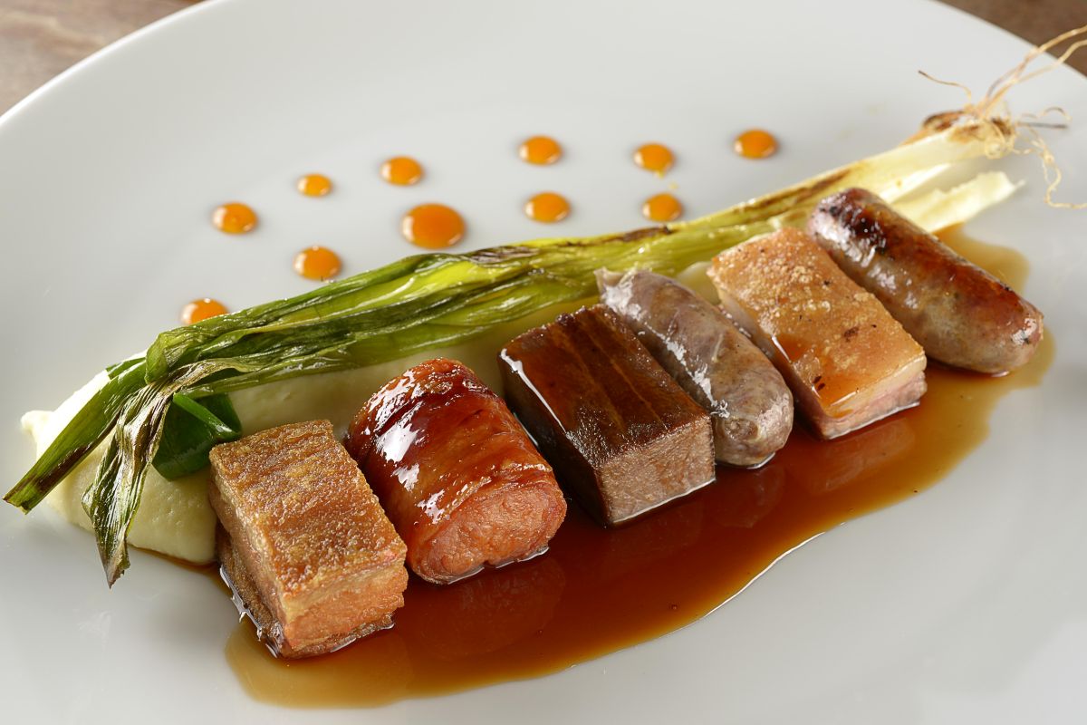 Um dos pratos servidos n’A Casa do Porco é o preparo da carne do animal em seis versões.