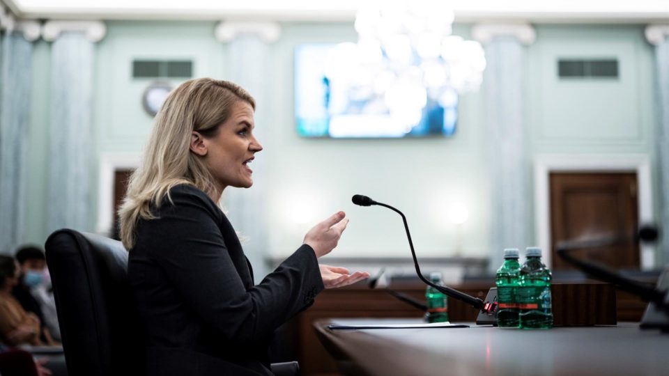 Informante pede a senadores americanos regulamentação do Facebook e redes sociais Durante audiência, Frances Haugen reiterou informações que havia revelado à imprensa americana e pediu “uma ação do Congresso”