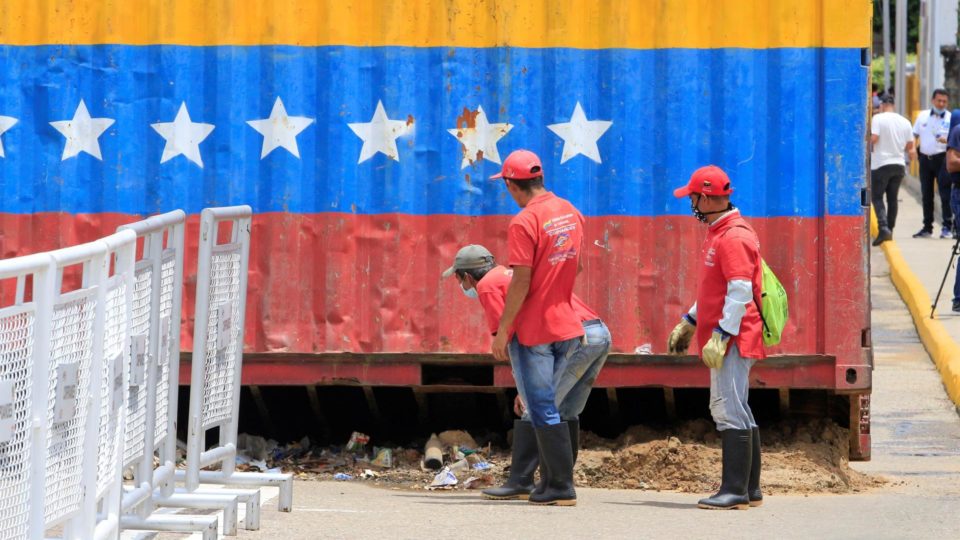 Governadora nega discurso de Maduro e diz que fronteira com a Colômbia segue fechada Trabalhadores retiraram contêineres na ponte que liga os dois países na segunda-feira