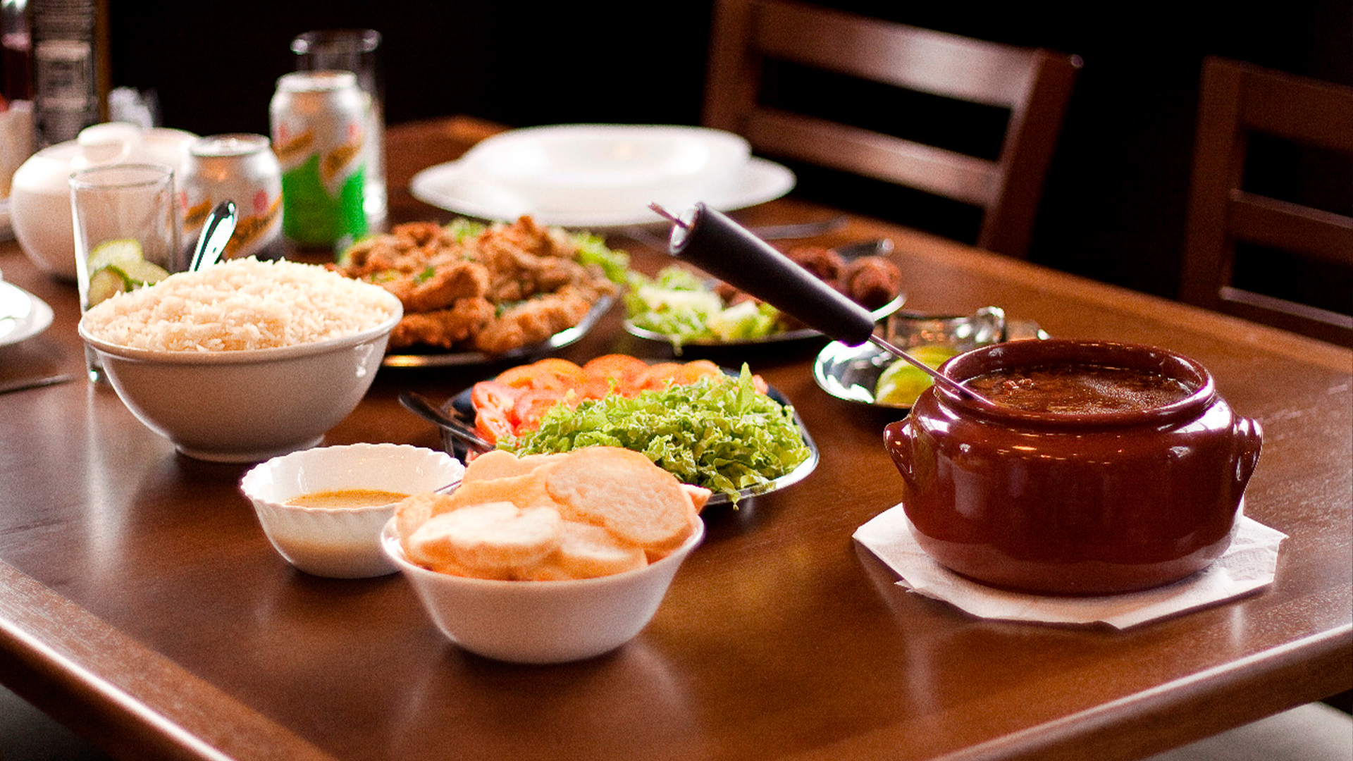 O famoso barreado leva carne, condimentos e farinha de mandioca na receita.