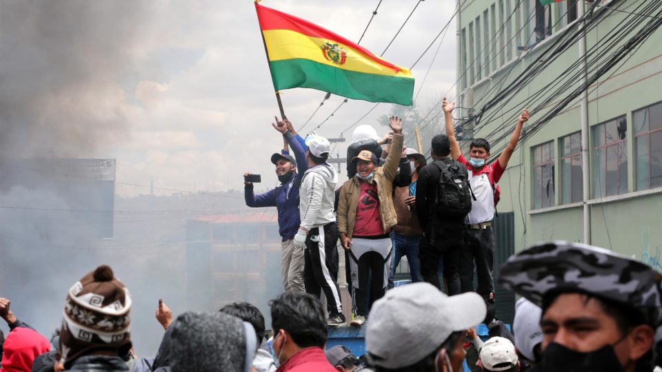 Cocaleiros tomam mercado na Bolívia, em disputa entre apoiadores de Luis Arce e opositores Após confronto com a polícia, grupo contrário à “interferência” do presidente boliviano assumiu comando de mercado onde coca é vendida legalmente