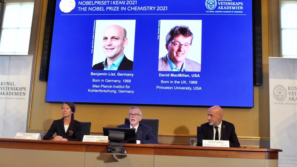 Dupla vence Nobel de Química por desenvolver ferramenta para construir moléculas Dupla vence Nobel de Química por desenvolver ferramenta para construir moléculas
