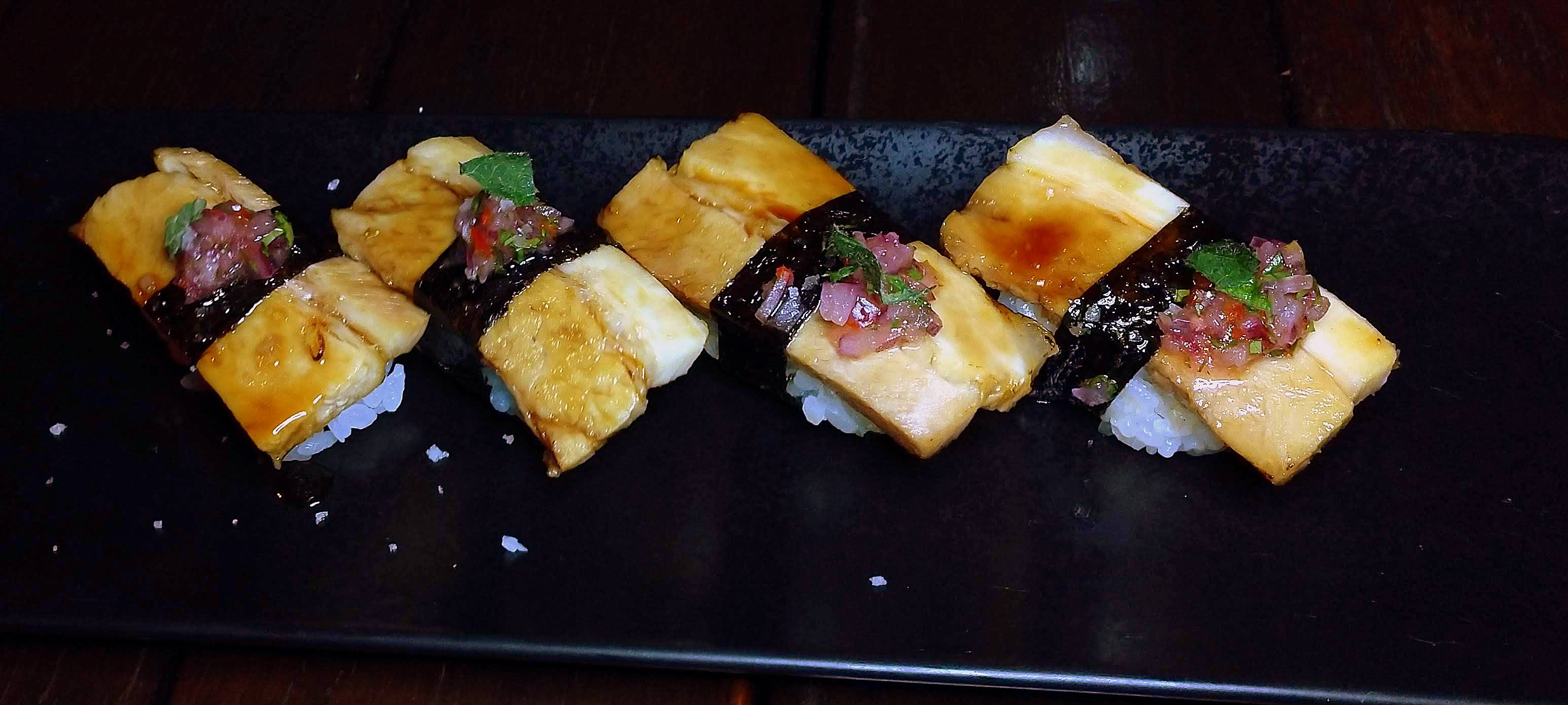 Porco batayaki, niguiri de porco confitado e selado ao molho teriyaki artesanal e salsa chalaquita. Porco batayaki, niguiri de porco confitado e selado ao molho teriyaki artesanal e salsa chalaquita.