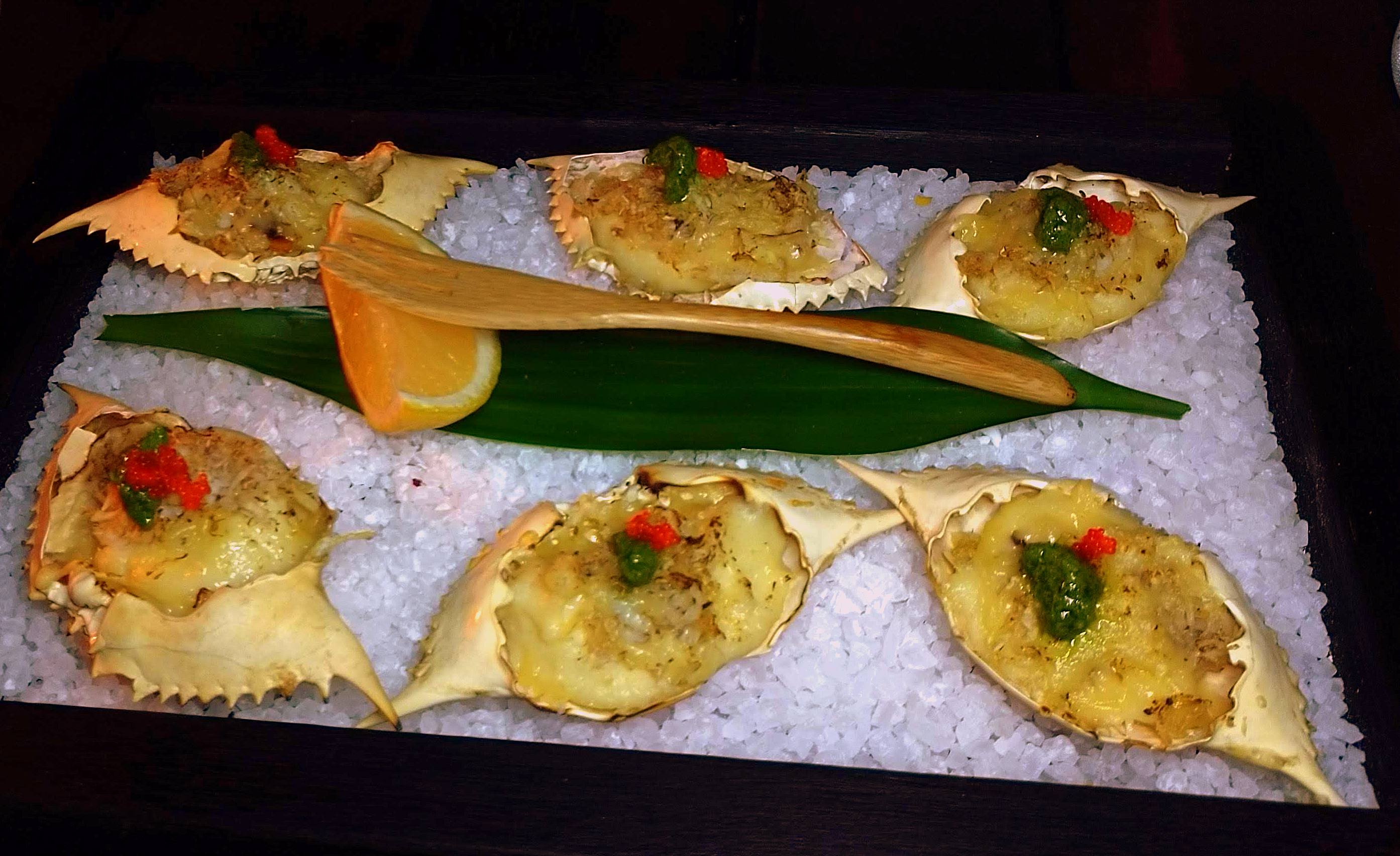 Casquinha de siri com molho de queijo, massago e pesto Nikkei. Casquinha de siri com molho de queijo, massago e pesto Nikkei.