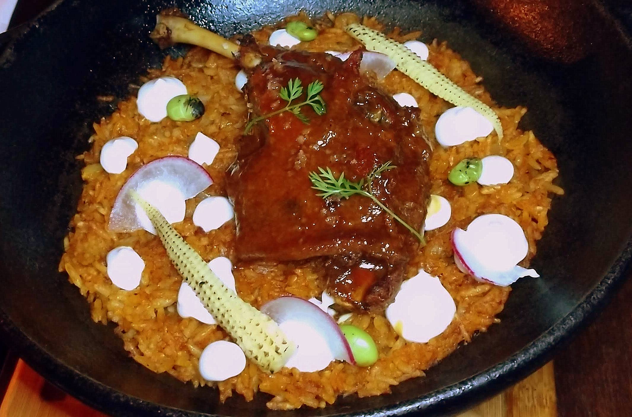 Pato Nikkei, um arroz salteado com temperos peruanos e aïoli, sobre o qual vem uma coxa de pato confitada ao molho hoisin. Pato Nikkei, um arroz salteado com temperos peruanos e aïoli, sobre o qual vem uma coxa de pato confitada ao molho hoisin.
