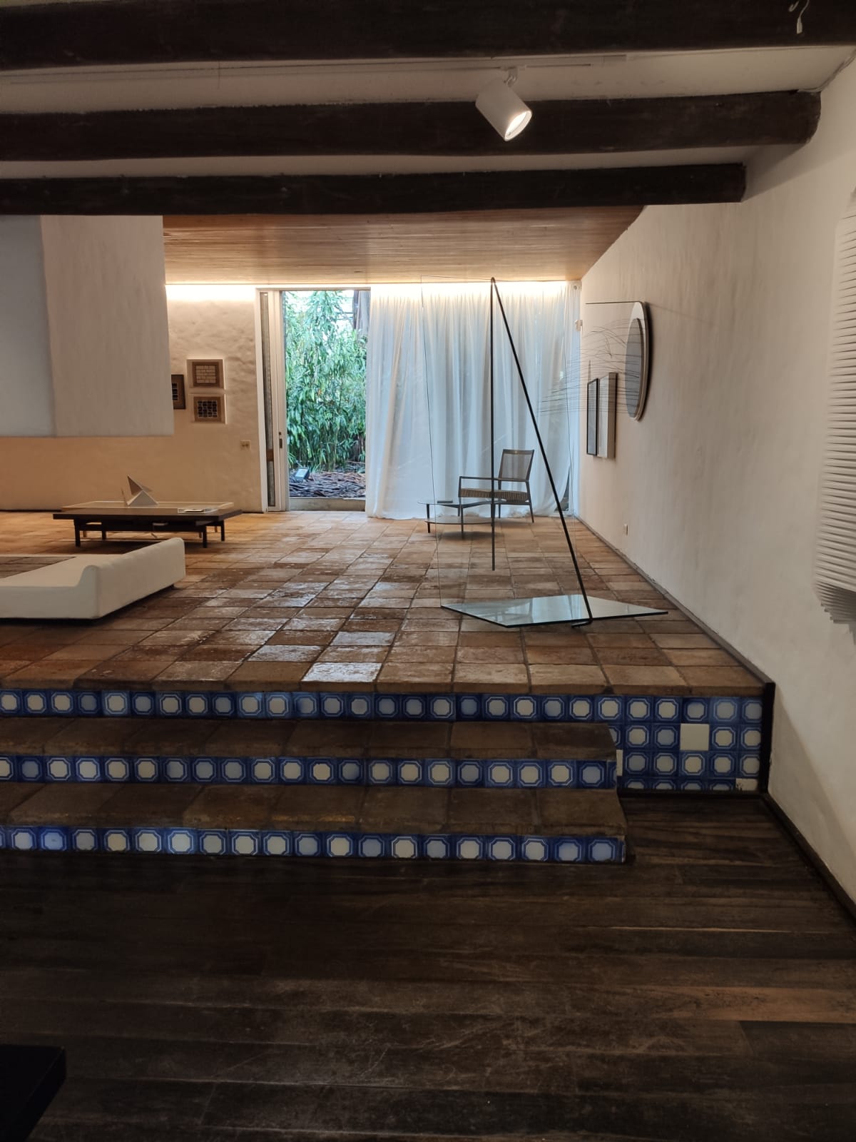 Projeto da casa, assinado pelo arquiteto, mescla diferentes acabamentos para o piso e alturas de pé-direito. Projeto da casa, assinado pelo arquiteto, mescla diferentes acabamentos para o piso e alturas de pé-direito.