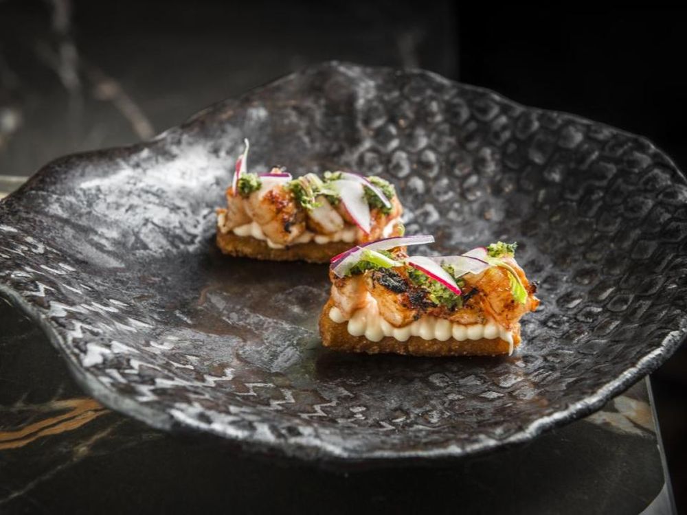 Um dos pratos servidos no restaurante ASU, do chef Danilo Takigawa.