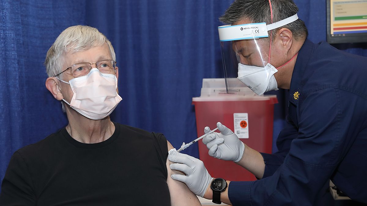 Francis Collins, diretor do NIH, recebe a segunda dose da vacina contra a Covid-19 em janeiro de 2021.
