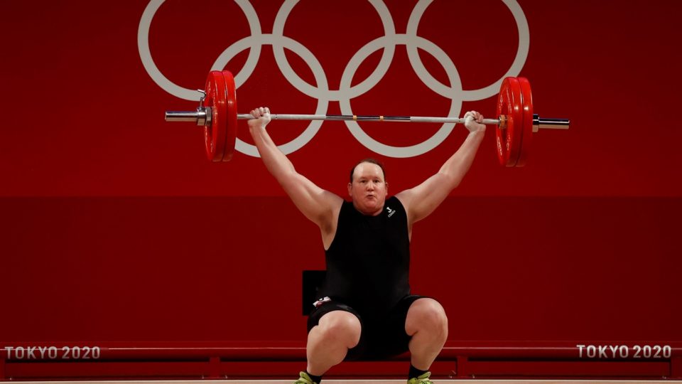 COI: regras sobre atletas transgêneros no esporte devem ser estabelecidas pelas federações Laurel Hubbard competiu na categoria acima de 87 kg em Tóquio-2020, mas não conseguiu medalha