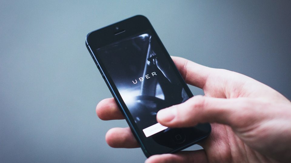 Nova esquerda pró-corporações e nova direita pró-Estado Uber aplicativo