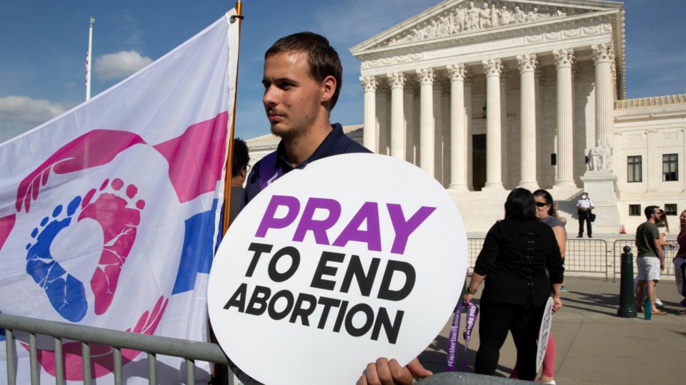 Suprema Corte mantém lei antiaborto do Texas, mas permite que clínicas a contestem Manifestante pró-vida em frente à Suprema Corte dos EUA, em Washington