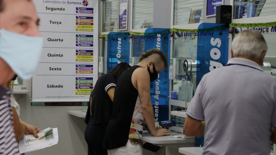 Você apoia a recriação da loteria estadual para melhorar o caixa do governo? Fila em lotérica no centro de Curitiba