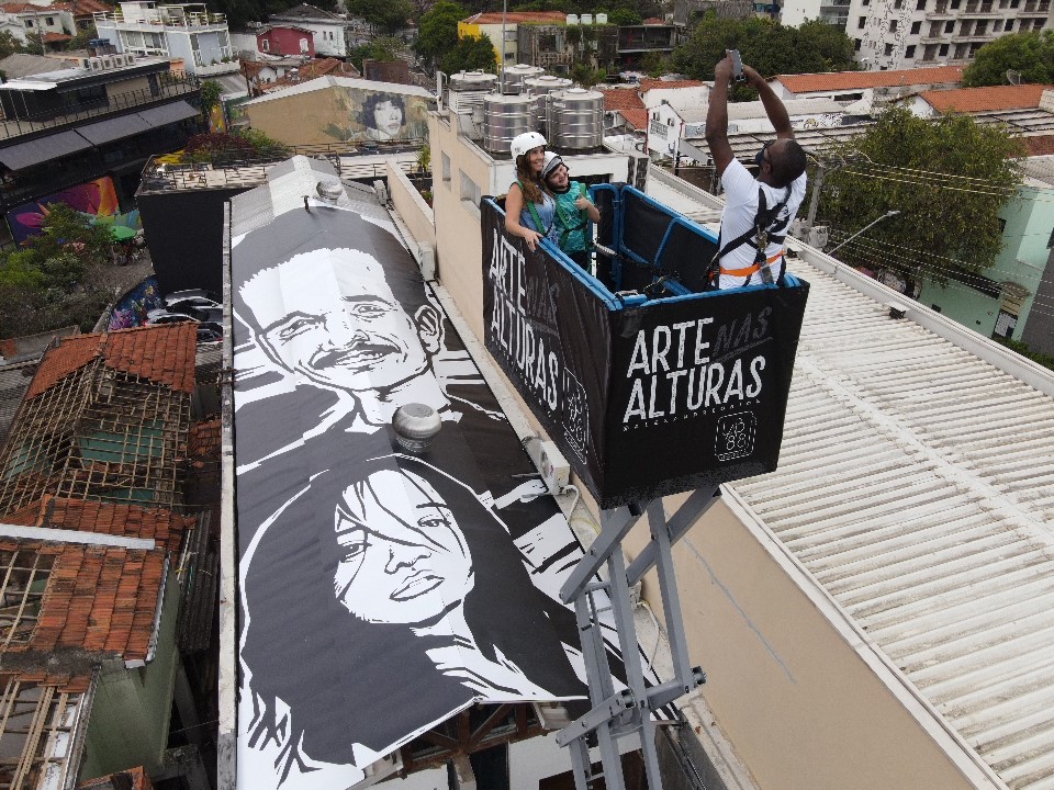 Plataforma eleva visitantes a 12m de altura para que possam visualizar a intervenção artística e também o Beco do Batman de cima. Plataforma eleva visitantes a 12m de altura para que possam visualizar a intervenção artística e também o Beco do Batman de cima.