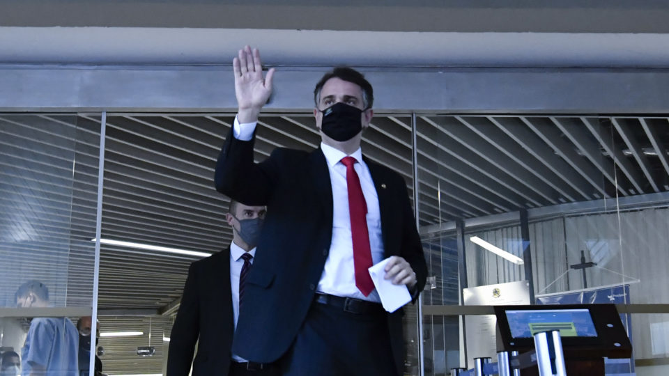 Senador Rodrigo Pacheco deixa o DEM e anuncia oficialmente sua filiação ao PSD Caso decida concorrer ao Planalto, Rodrigo Pacheco precisa renunciar ou se afastar do cargo, pois tem mandato no Senado até 2026.