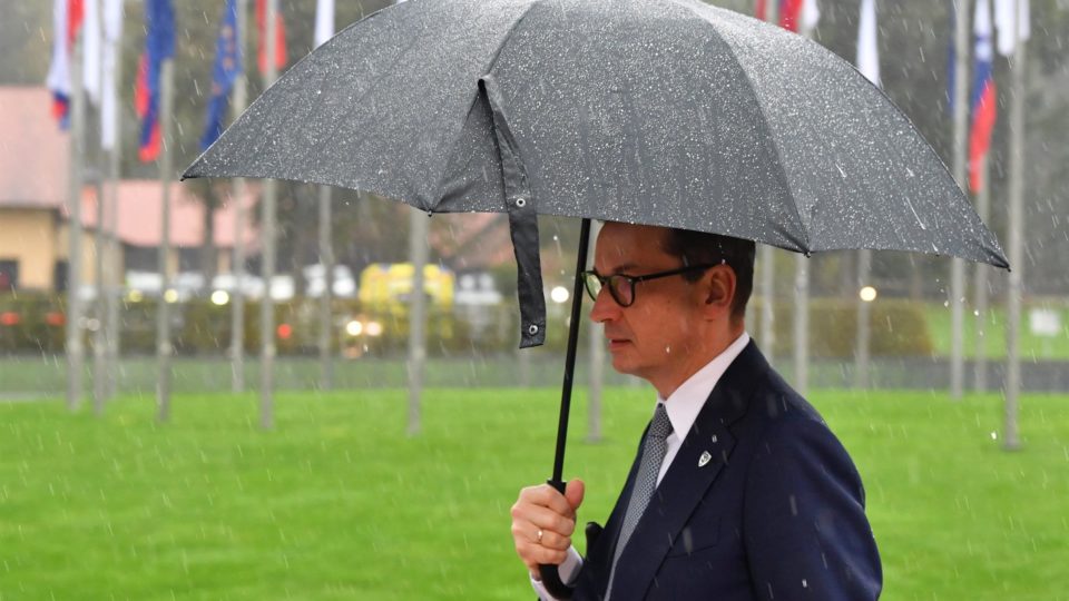Tribunal da Polônia decide contra prevalência de leis da UE sobre a Constituição do país Primeiro-ministro Mateusz Morawiecki havia questionado corte sobre “extensas e razoáveis dúvidas” sobre a prevalência das leis da União Europeia