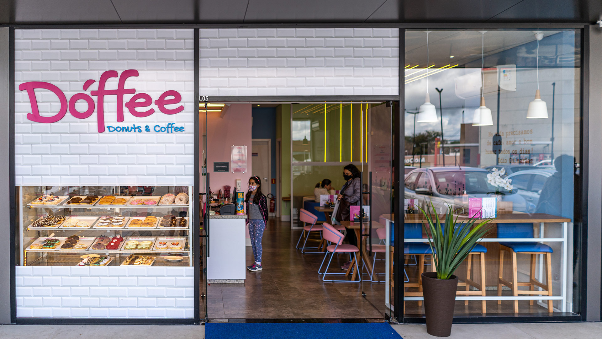 Em todas as unidades e franquias Dóffee, as vitrines são planejadas com antecedência e atuação de equipe especializada