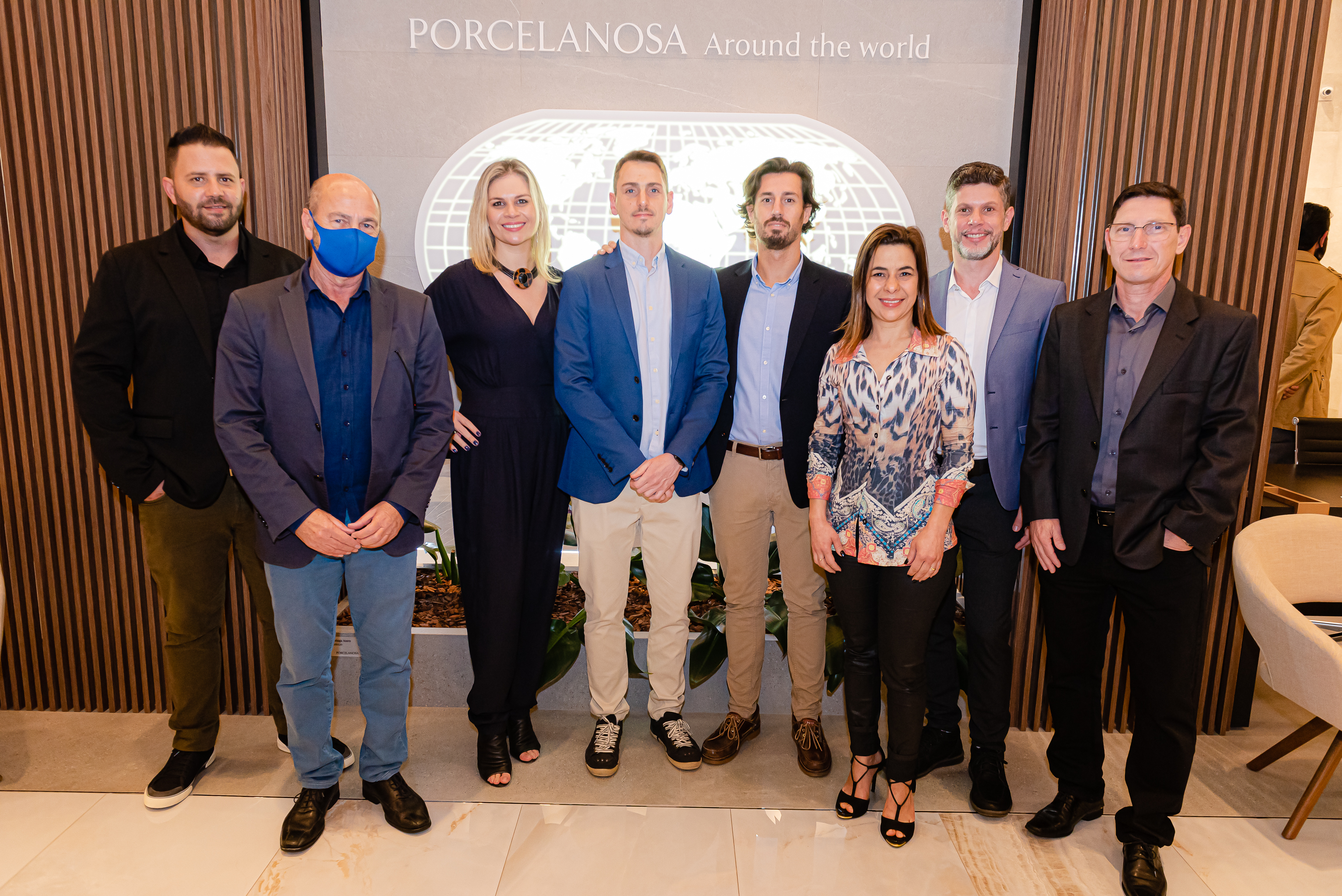 A equipe Porcelanosa com os palestrantes: Rodrigo Costa, Nelson Marinelli Filho, Vanessa Marinelli, Fernando Marinelli, Pepe, Rosane Guerra, Fernando Pigato, Alberto Oliveira A equipe Porcelanosa com os palestrantes: Rodrigo Costa, Nelson Marinelli Filho, Vanessa Marinelli, Fernando Marinelli, Pepe, Rosane Guerra, Fernando Pigato, Alberto Oliveira