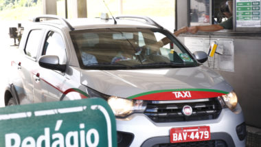 Novo atraso na concessão: Paraná deve ficar um ano inteiro sem pedágio Praça de pedágio da Ecovia na Br 277 , que liga Curitiba a Paranaguá .