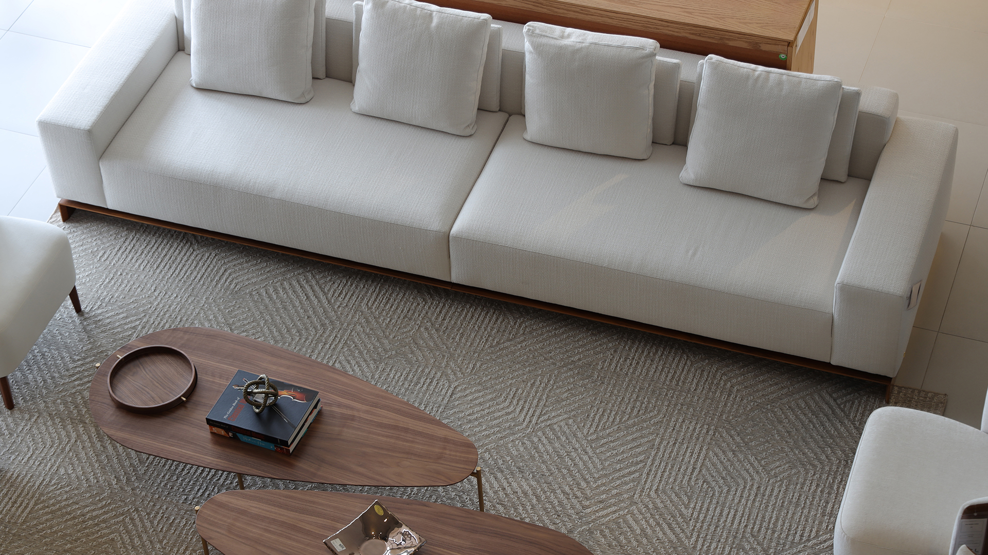 Por ser um espaço onde há socialização, seja apenas entre os moradores de uma casa ou incluindo também visitas, o living costuma ser pensado para promover a sensação de conforto