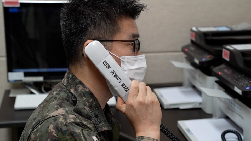 O que esperar da retomada da linha direta entre as Coreias do Norte e do Sul? Militar sul-coreano faz uma ligação-teste em linha direta com a Coreia do Norte, na última segunda-feira (4)