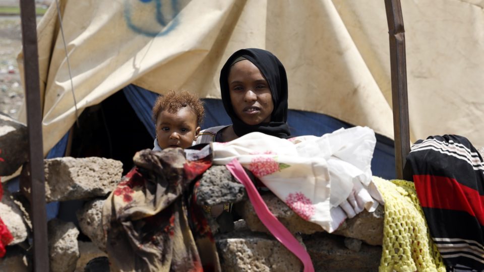 A ironia: a ONU Mulheres diz que a palavra “mulheres” é excludente Mãe carrega a filha em campo de refugiados no Iêmen