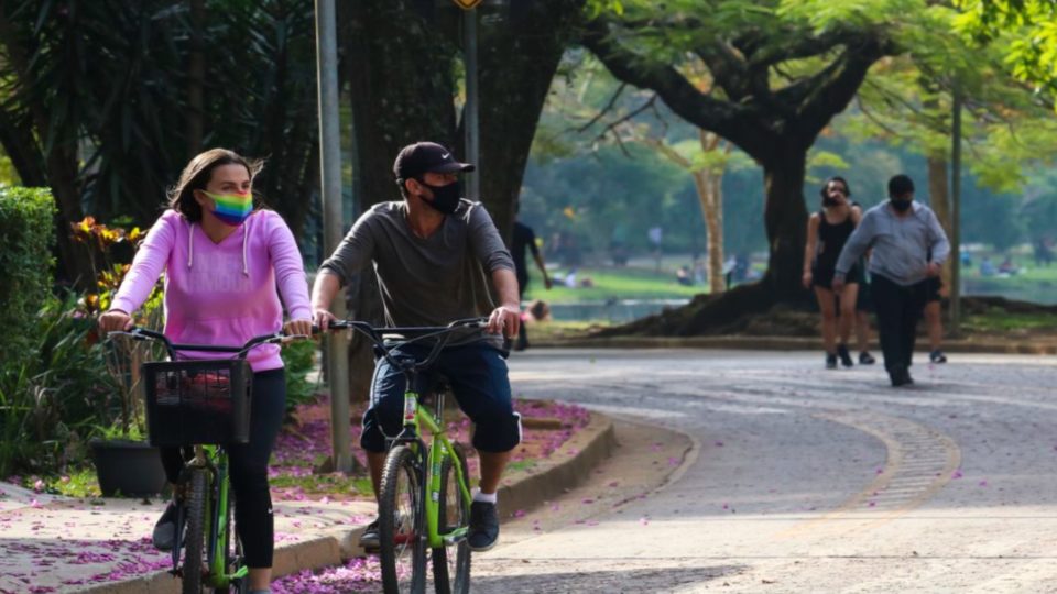 Mais de 1,2 mil municípios devem manter exigência de máscara, diz CNM Levantamento da Confederação Nacional de Municípios (CNM) diz que 63,9% dos municípios pretende manter a obrigatoriedade do uso de máscara, mesmo após vacinação.