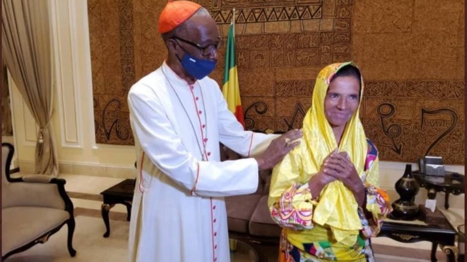 Freira colombiana sequestrada por jihadistas em 2017 é libertada Gloria Cecilia Narváez havia sido capturada no sudoeste do Mali por grupo jihadista ligado à Al Qaeda