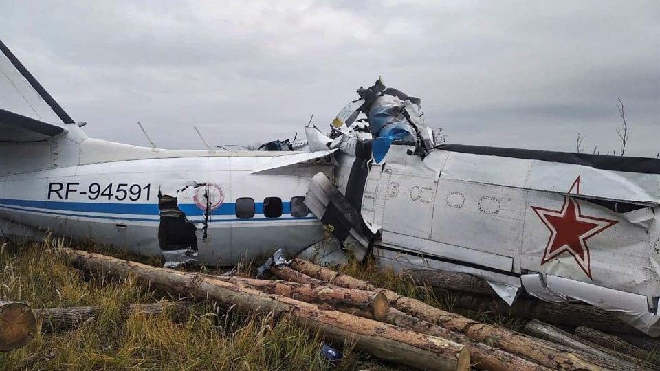 Avião que transportava paraquedistas cai na Rússia e mata 16 pessoas Avião que transportava paraquedistas caiu no Tartaristão, na Rússia.