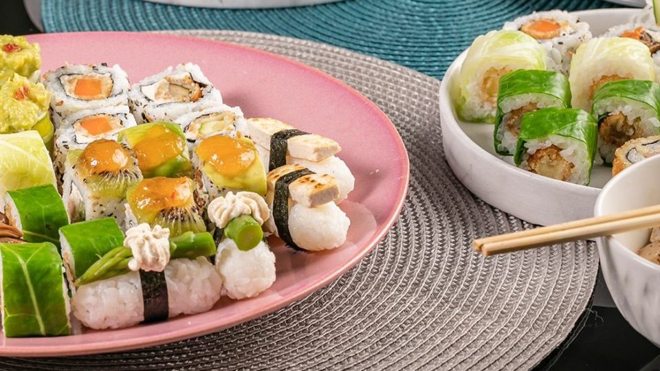 Restaurantes criam pratos veganos adaptados da tradicional culinária japonesa O Hozon, especializado em comida japonesa exclusivamente vegana, é 100% plant based.