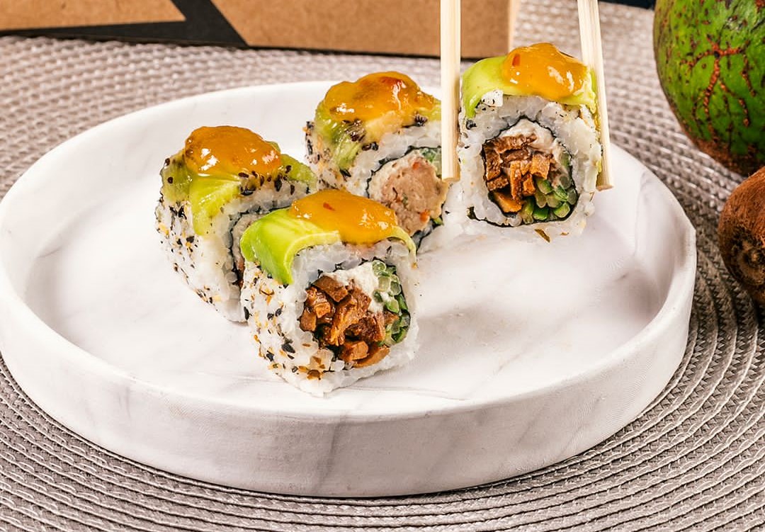Uramaki Hawaii com ingredientes inusitados: arroz, seitan, pepino, hozon cream, envolto com uma fatia de abacate e finalizado com geleia de abacaxi e pimenta dedo de moça. Uramaki Hawaii com ingredientes inusitados: arroz, seitan, pepino, hozon cream, envolto com uma fatia de abacate e finalizado com geleia de abacaxi e pimenta dedo de moça.