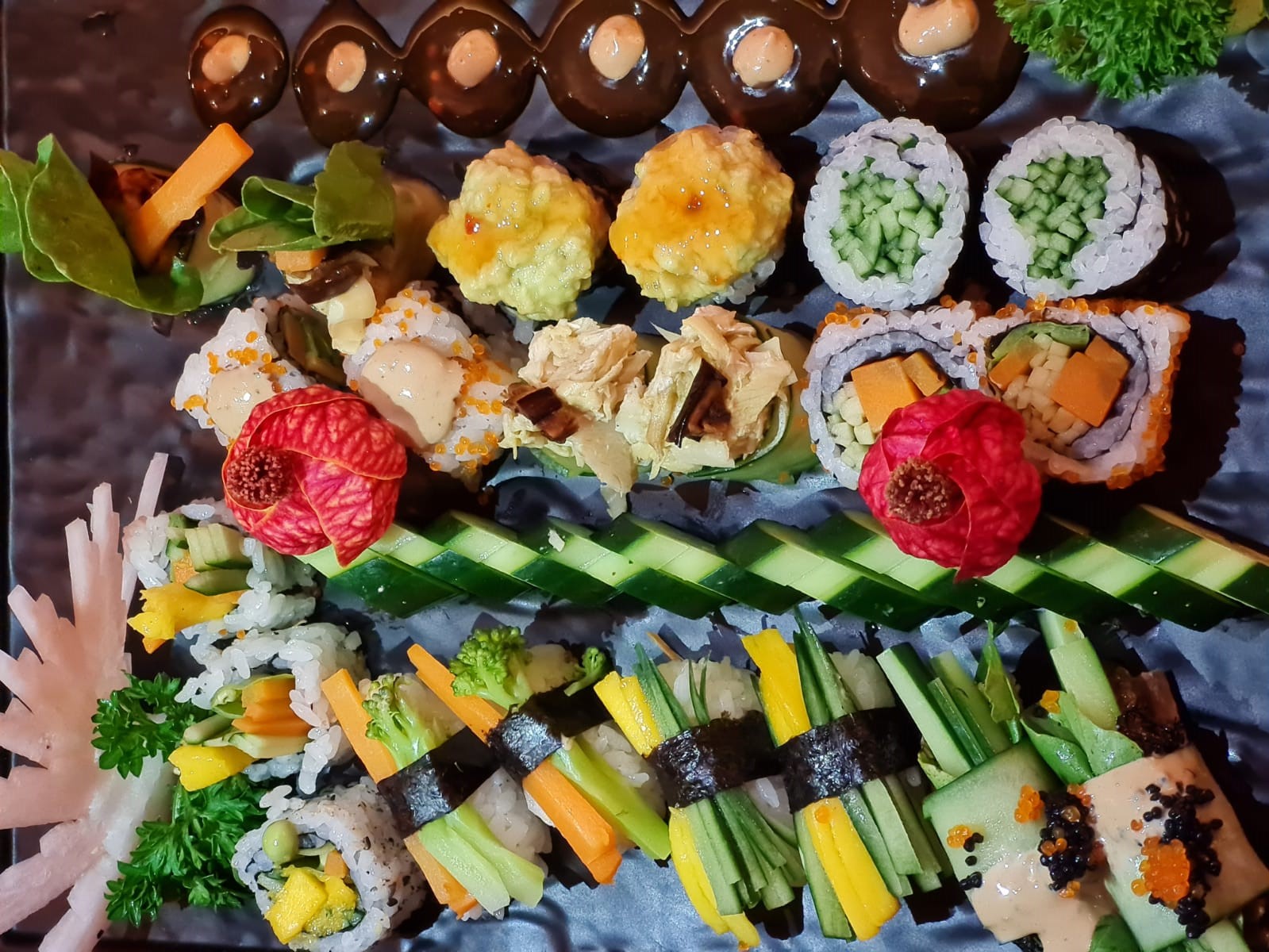 Combinado de 20 peças, no Kene'ki: Kappamaki, Uramaki de abacate e geleia de pimenta, Joe especial com rúcula e manga, Uramaki de ovas de tobikô, cenoura, pepino e molho Rosenberg, Sushi Joe de pepino, com alcachofra e berinjela, Uramaki com ovas, alcachofra, cenoura e pepino, Uramaki com alcachofra, ervilha, cenoura e manga, Niguiri de brócolis e cenoura, Niguiri de pepino e manga, Niguiri especial enrolado com pepino, rúcula, ovas de tobikô black, berinjela e molho Rosenberg. Combinado de 20 peças, no Kene'ki: Kappamaki, Uramaki de abacate e geleia de pimenta, Joe especial com rúcula e manga, Uramaki de ovas de tobikô, cenoura, pepino e molho Rosenberg, Sushi Joe de pepino, com alcachofra e berinjela, Uramaki com ovas, alcachofra, cenoura e pepino, Uramaki com alcachofra, ervilha, cenoura e manga, Niguiri de brócolis e cenoura, Niguiri de pepino e manga, Niguiri especial enrolado com pepino, rúcula, ovas de tobikô black, berinjela e molho Rosenberg.