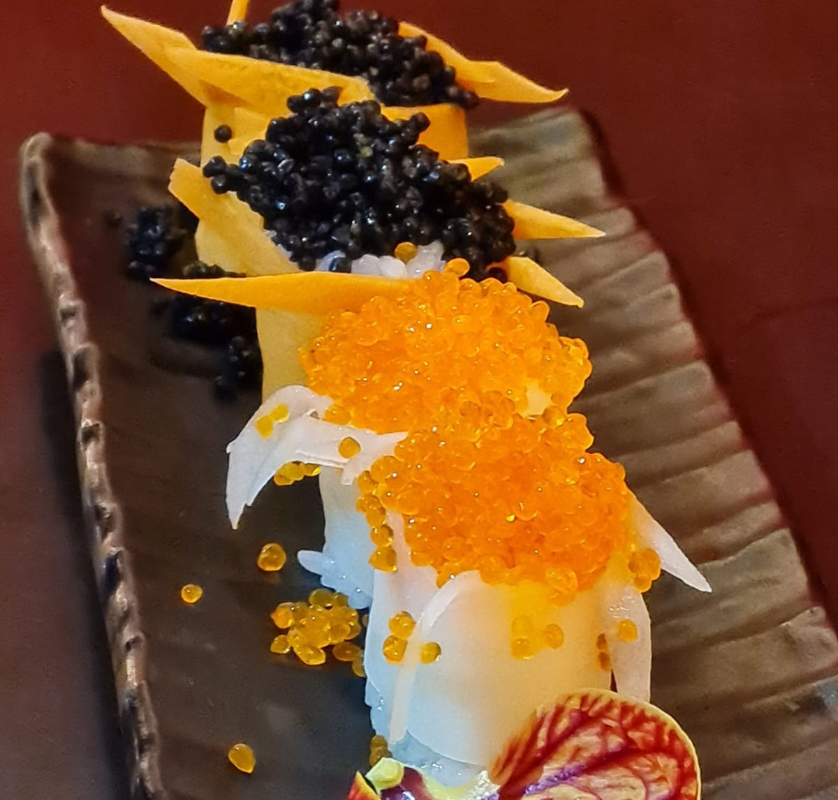 A beleza da culinária japonesa não exige ingredientes de origem animal: Sushi Joe de nabo com ovas de tobikô e Sushi Joe de cenoura com ovas de tobikô black. A beleza da culinária japonesa não exige ingredientes de origem animal: Sushi Joe de nabo com ovas de tobikô e Sushi Joe de cenoura com ovas de tobikô black.