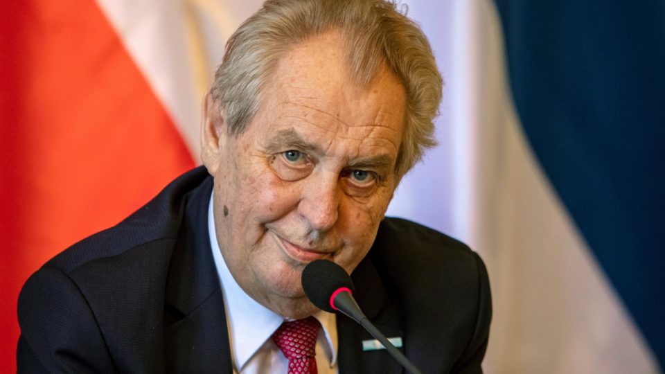 Presidente da República Tcheca é internado em UTI após eleições dramáticas Milos Zeman foi hospitalizado devido a complicações de doenças para as quais já vinha sendo tratado, mas médicos não deram maiores detalhes