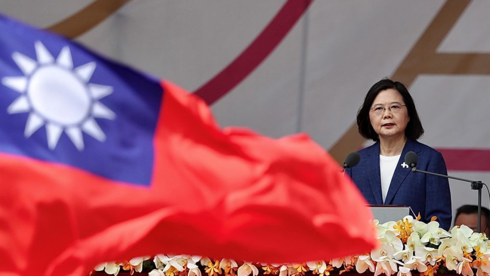 Presidente de Taiwan diz que país não seguirá “caminho traçado pela China” A presidente Tsai Ing-wen, durante as comemorações do Dia Nacional taiwanês
