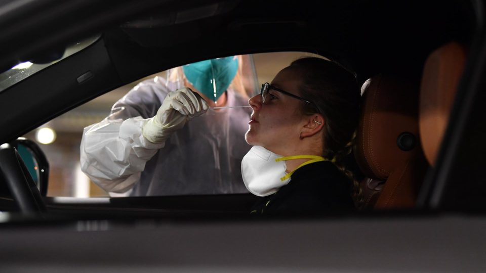 Estudo indica que é possível controlar Covid-19 sem lockdowns recorrentes Enfermeira faz teste rápido de antígeno de Covid-19 em um drive-through em Sydney, Austrália, 7 de outubro