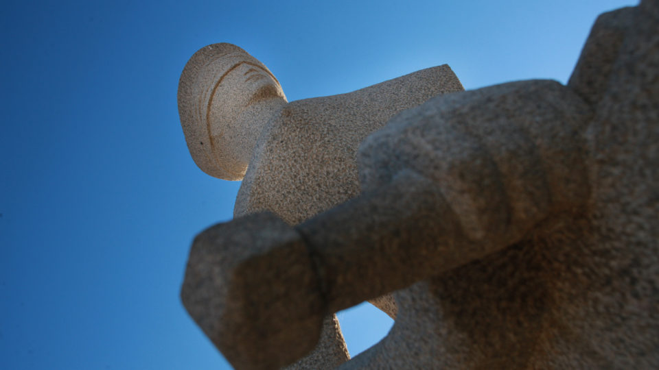 O Supremo precisa aprender a dizer não Detalhe da estátua da Justiça na frente do Supremo Tribunal Federal.