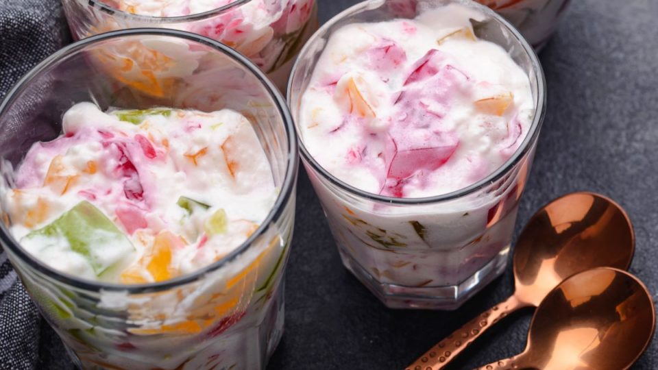 Aprenda a fazer um mosaico de gelatina para se divertir com os filhos na cozinha Gelatina colorida