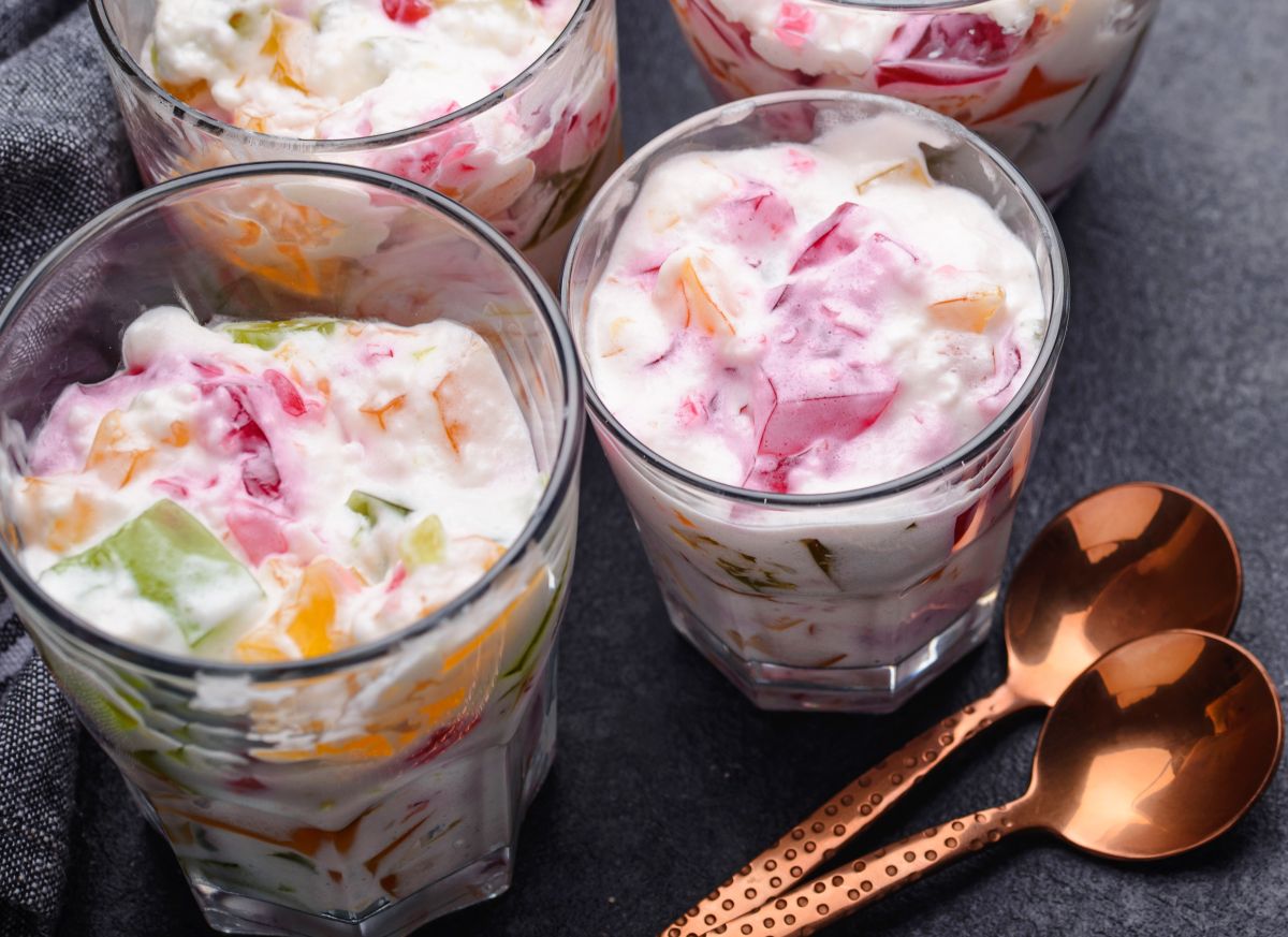 Fácil de fazer, o mosaico de gelatina pode ser uma experiência enriquecedora para pais e filhos na cozinha.