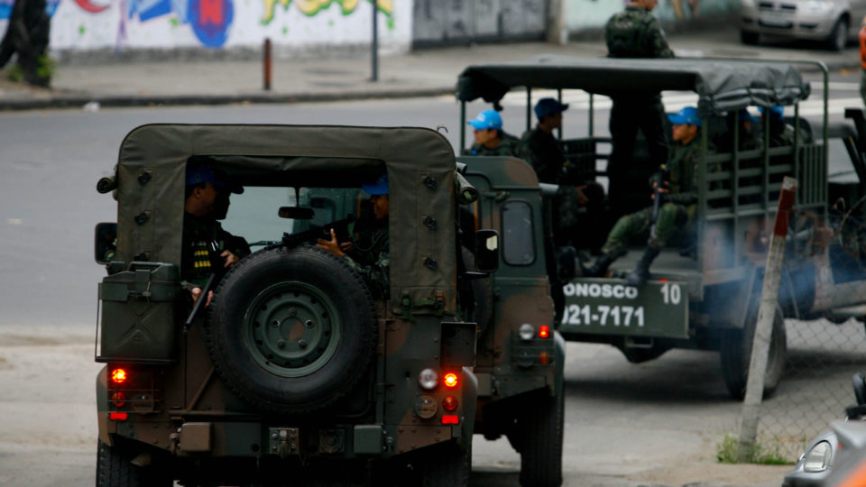 Oito militares são condenados pela morte de músico e catador no Rio de Janeiro Militares do Exército fazem patrulha no Rio de Janeiro, em imagem de arquivo.