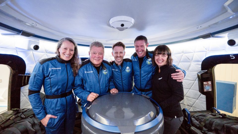 Ator de Jornada nas Estrelas se torna a pessoa mais velha a viajar ao espaço A tripulação da New Shepard Mission NS-18