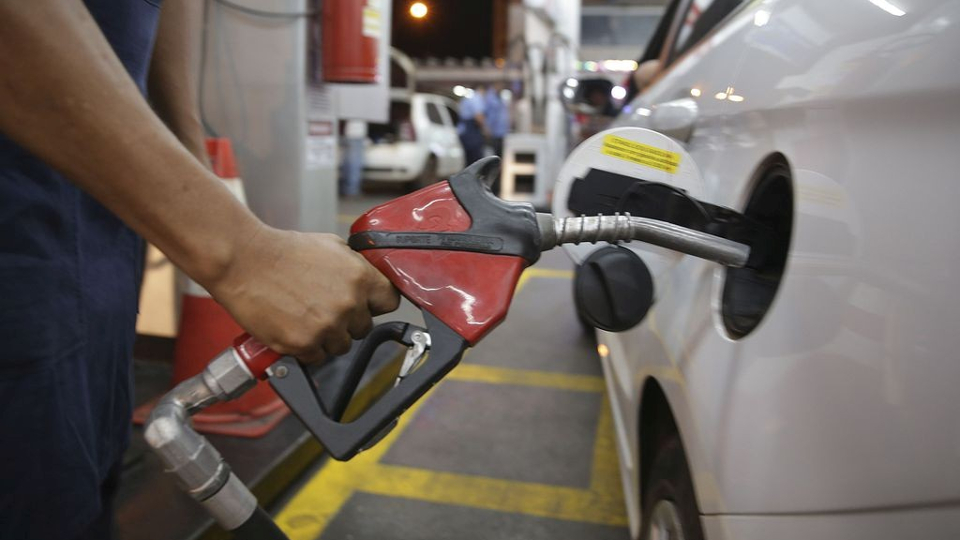 Lira quer votar mudança na base de cálculo do ICMS para baratear combustível Mudança na regra de cálculo do ICMS do combustível levaria a uma redução imediata de 8% no valor da gasolina comum, estima relator.