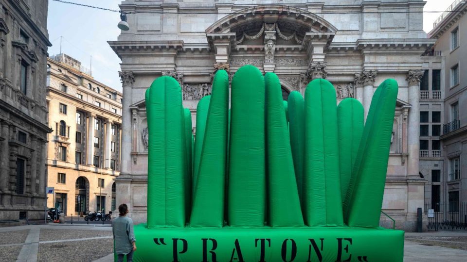 Sofá de HAUS debate lançamentos e tendências da Semana de Design de Milão 2021 Gufram celebrou 50 anos da Pratone, uma das peças mais icônicas da marca, com um modelo gigante na Praça San Fedele, em Milão, durante a Semana de Design 2021