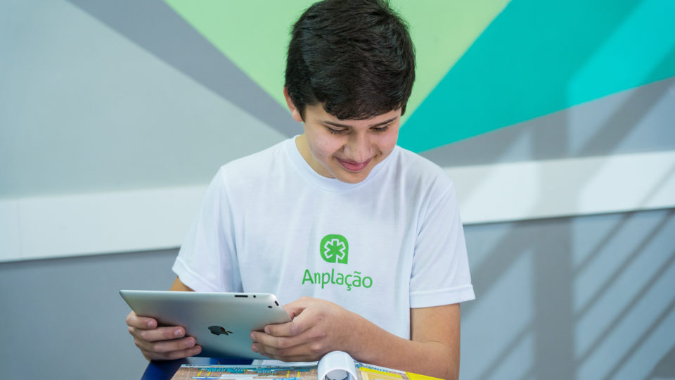 Tecnologia na educação: como a escola pode usar as inovações a seu favor? Mais do que apenas usar eletrônicos, alunos das escolas do futuro aprendem a resolver problemas e desenvolver liderança com a tecnologia