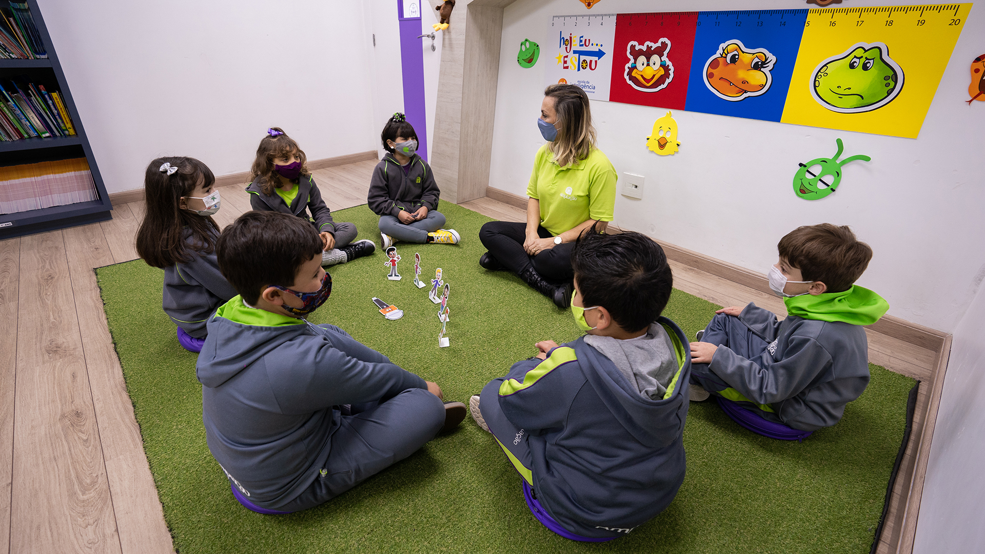 Debates, trabalhos coletivos e auto análise são algumas ferramentas utilizadas para trabalhar a saúde socioemocional das crianças